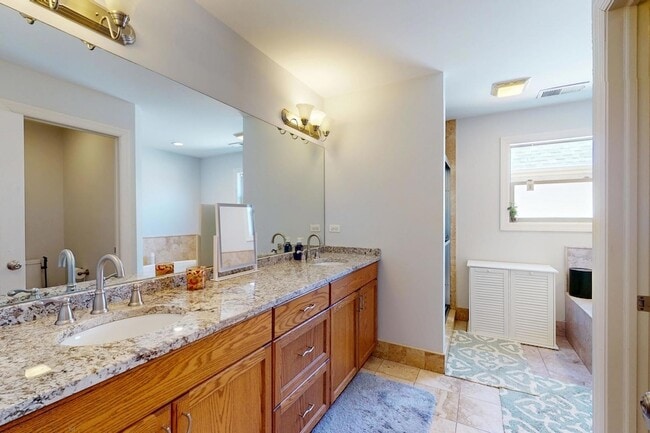 Building Photo - 331 Mary Belle Cir