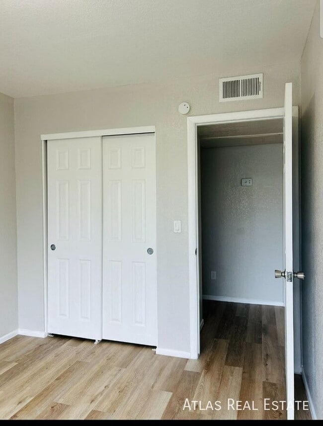 Building Photo - 4828 W Orangewood Ave