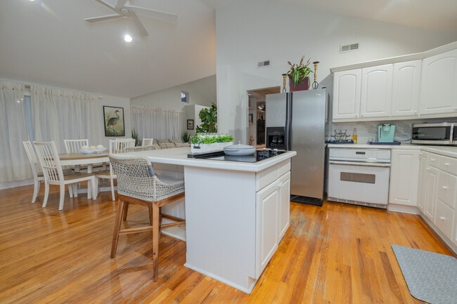 Building Photo - 944 Lakeview Dr