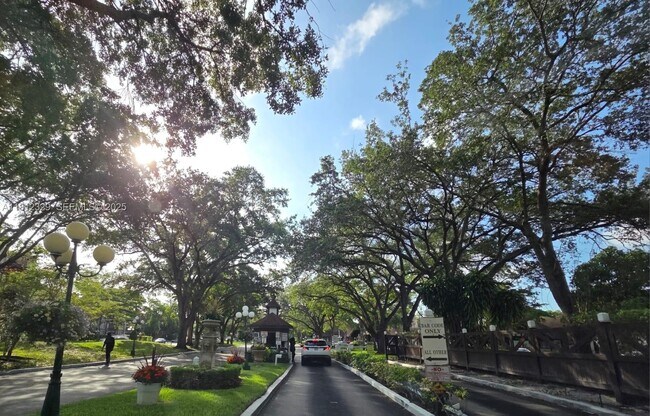 Building Photo - 3750 Inverrary Dr