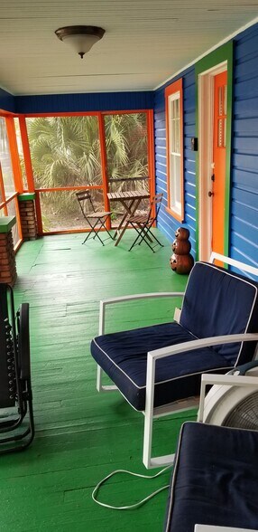 Huge screened in porch the width of the entire house! - 208 NW 3rd St