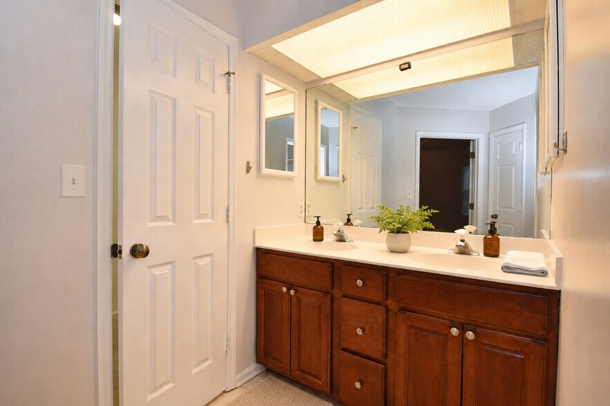 Building Photo - 223 Port Royal Dr