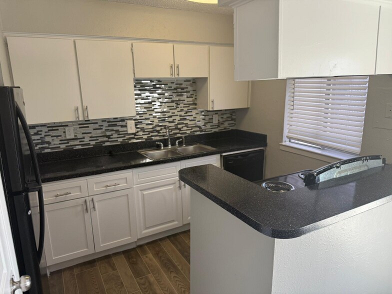 Building Photo - 3203 W Walnut Hill Ln