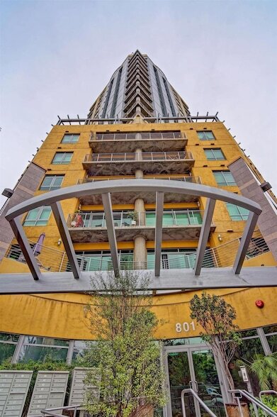 Building Photo - 801 Ash St
