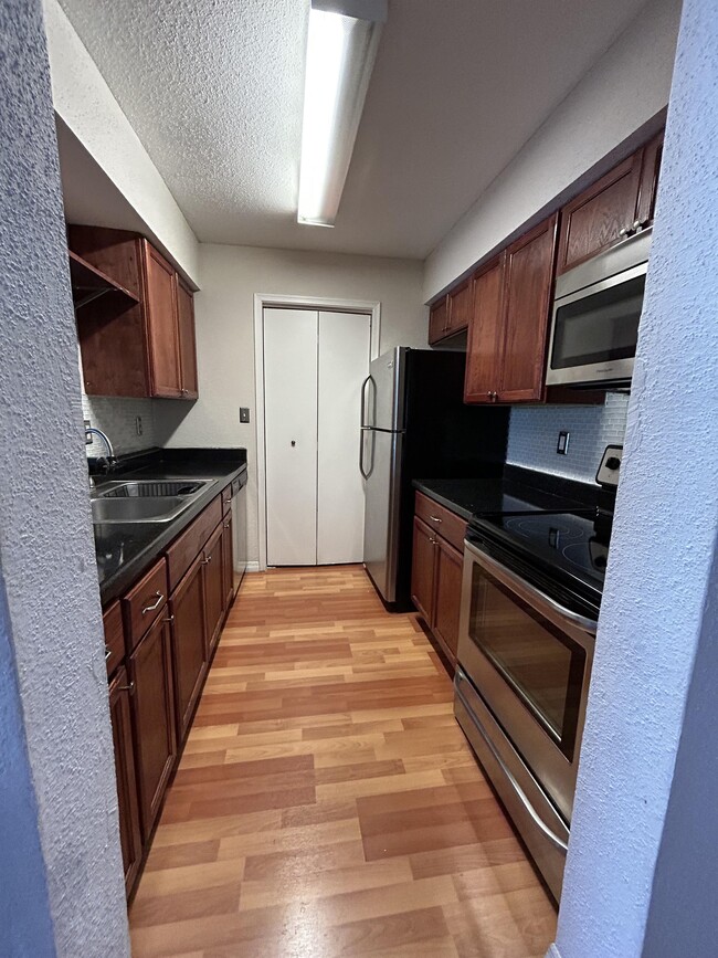 Building Photo - 755 Riverside Dr