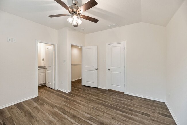 Building Photo - AVAILABLE NOW! 3 BEDROOM TRIPLEX LOCATED IN BONHAM, TEXAS!