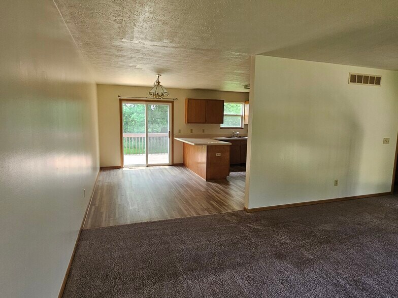 Building Photo - 906 Allen Dr