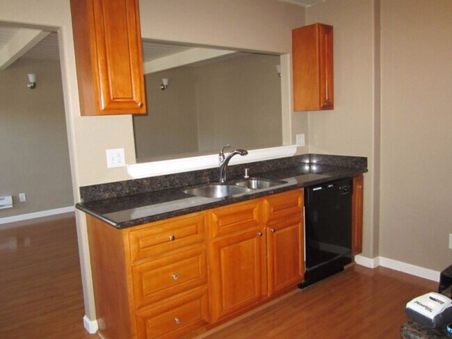 Building Photo - 2 bedroom 2 bathroom in Concord