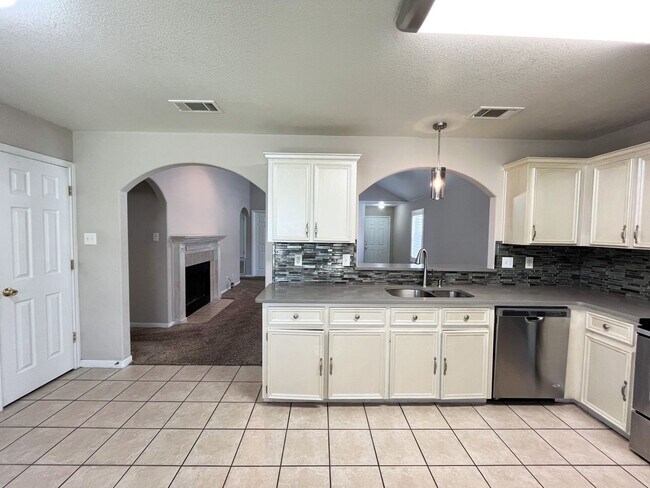 Building Photo - Available NOW  This home is centrally loca...