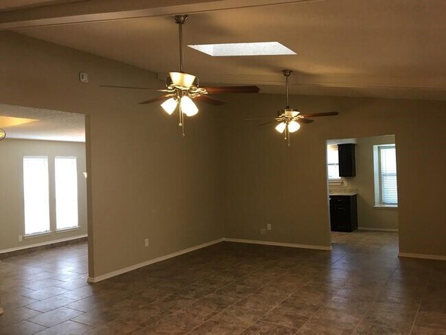 Building Photo - 3113 Kensington Dr