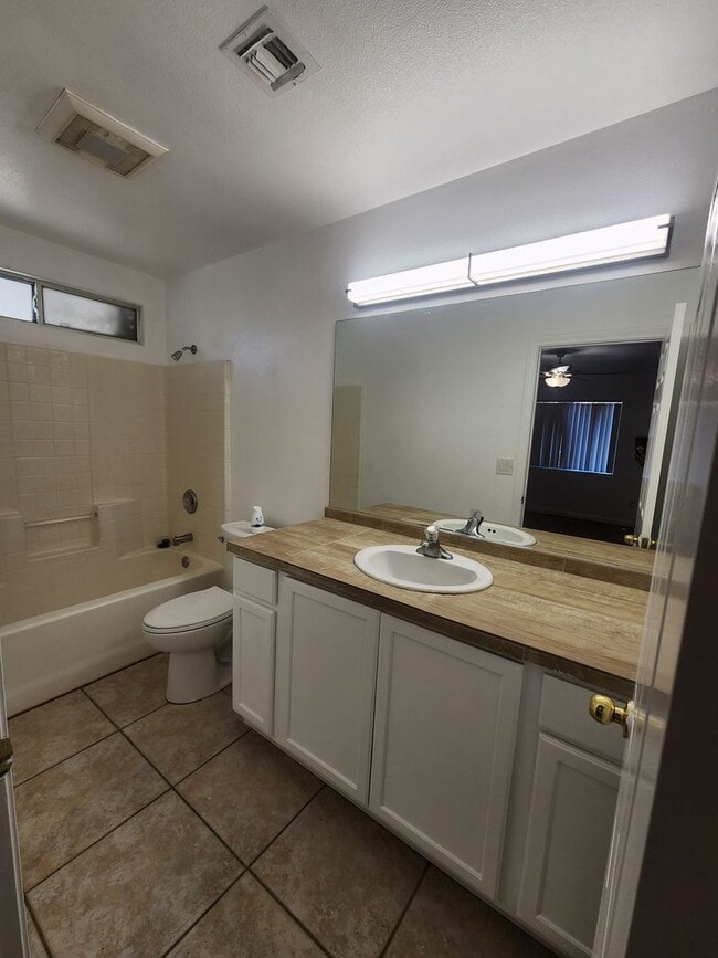 Building Photo - Newly Remodeled 3 Bedroom 2 Bath Home in C...