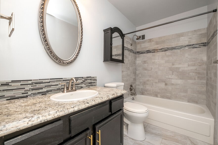Bathroom - hallway - 3470 S Poplar St