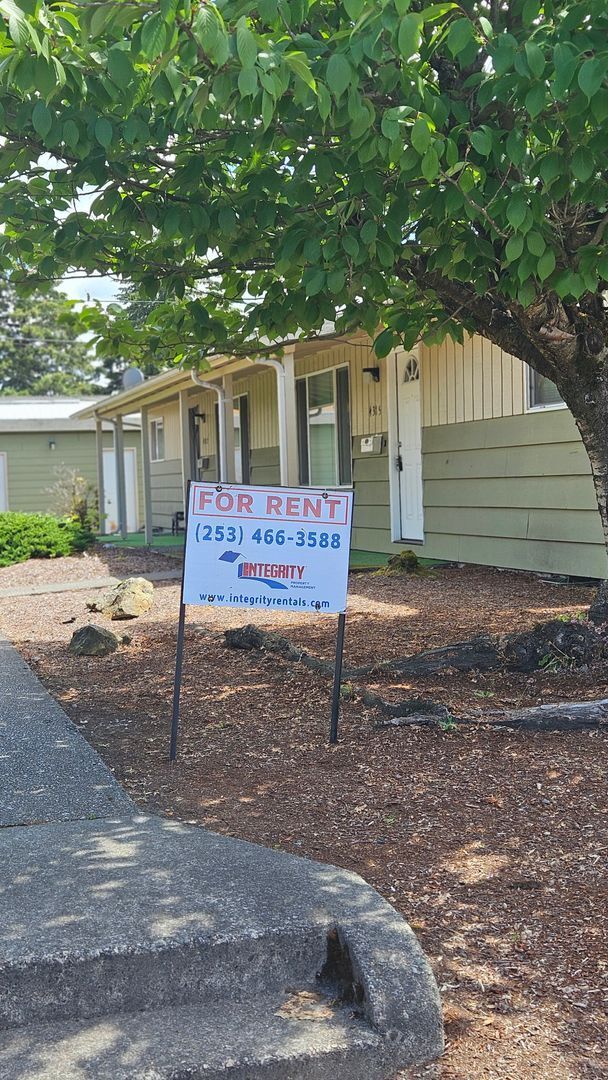 Building Photo - Beautiful Tacoma duplex 2bd 1 bath w/ 1 car garage