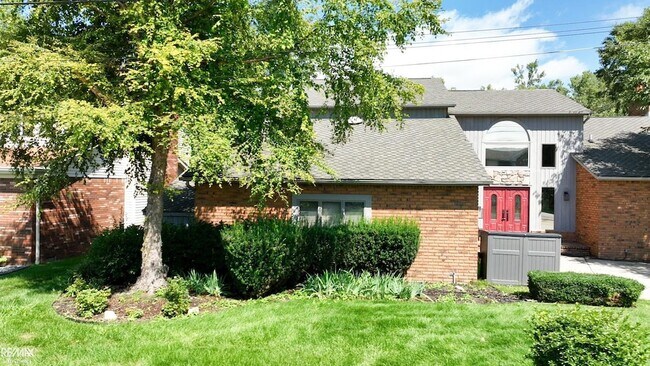 Building Photo - 7354 Flamingo St