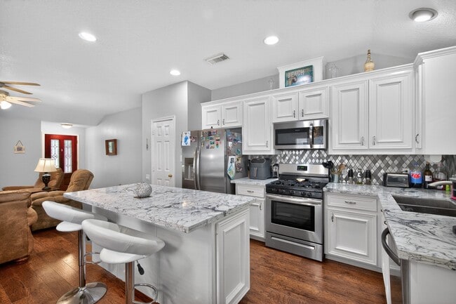 Building Photo - 1017 Pin Oak Dr