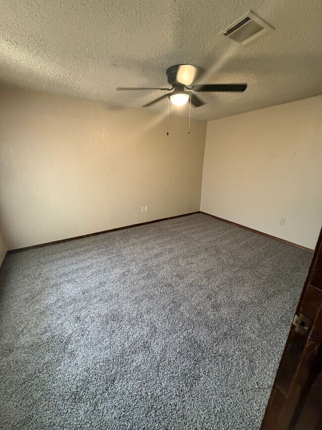Building Photo - Charming 2 Bed, 2 Bath Home Near OCCC!