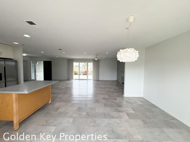 Building Photo - Welcome to this stunning 3-bedroom, 2-bath...