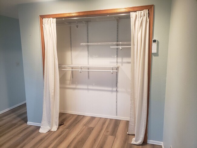 Building Photo - Adorable One-Level House with Huge Backyard in Vancouver!