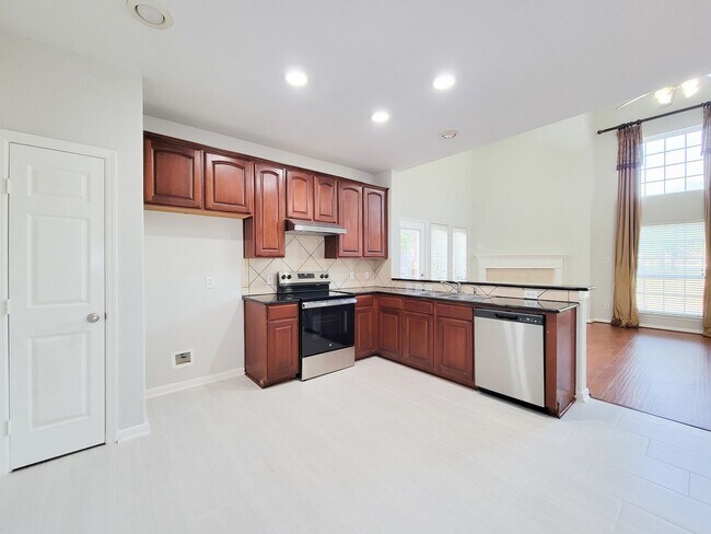 Building Photo - Gorgeous Large Floorplan with High Ceilings!