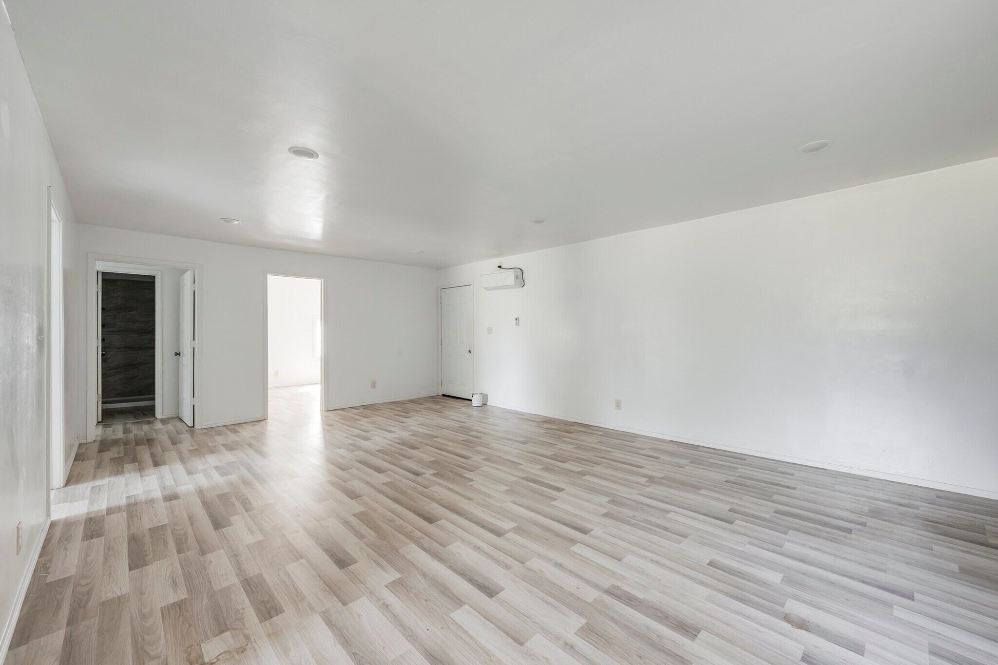 Building Photo - 725 E Morton St