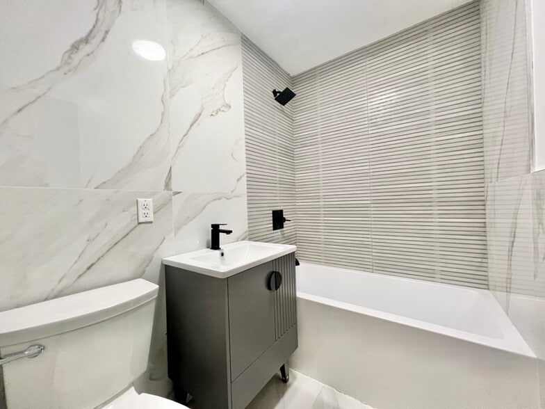 Building Photo - 52 Monitor St