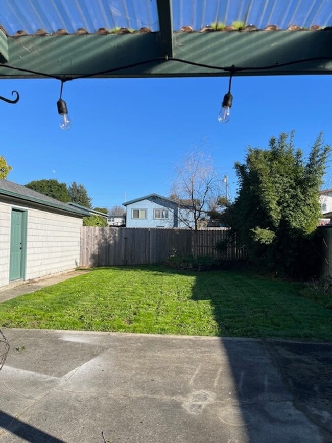Building Photo - 2 Bedroom/ 1 Bath House in Eureka, Single car Garage with Washer & Dryer included!!