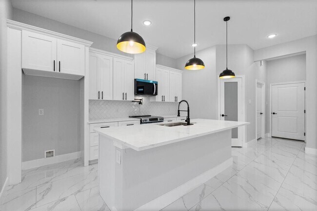Building Photo - 327 Paradise Ln