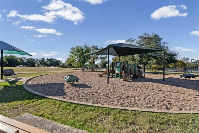 Building Photo - 15628 Interlachen Dr