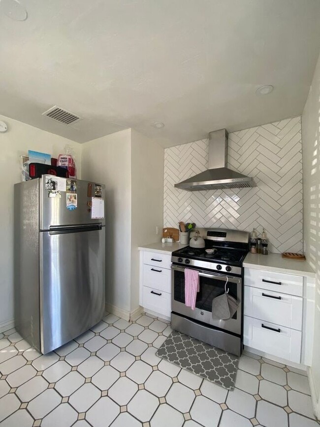 Building Photo - Gorgeous 3 bedroom 1 bath in Historic Coro...