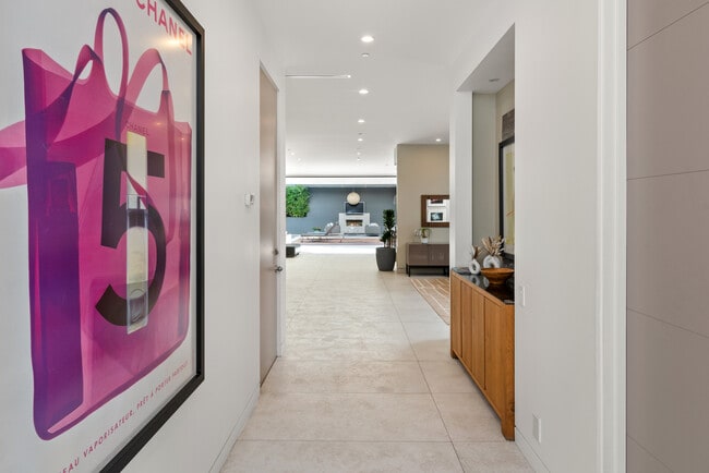 Building Photo - 623 N Edinburgh Ave