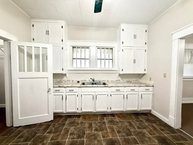 Building Photo - 1501 N Washington St