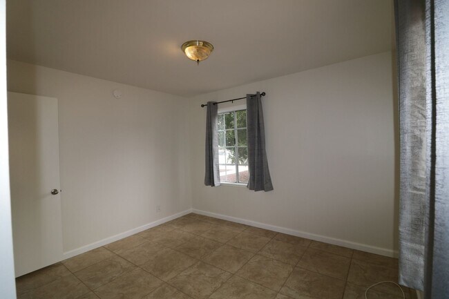 Building Photo - 4/Bedroom  Home for Lease in West Hills!