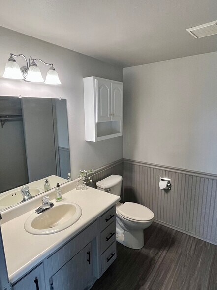 Building Photo - 801 W Ridgeview Dr