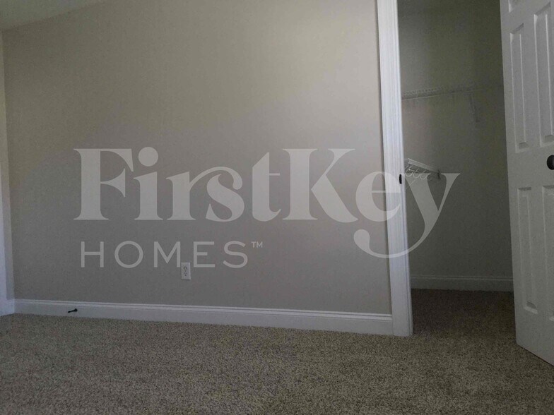 Building Photo - 457 Riverglen Dr NW