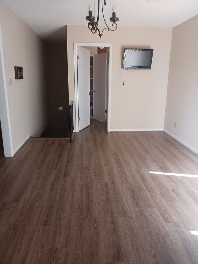 Building Photo - Charming 4BR/2.5BA Retreat on 2 Acres-Available Now!