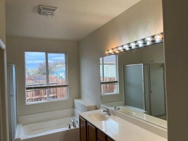 Building Photo - Fernley 4 Bedroom Home 