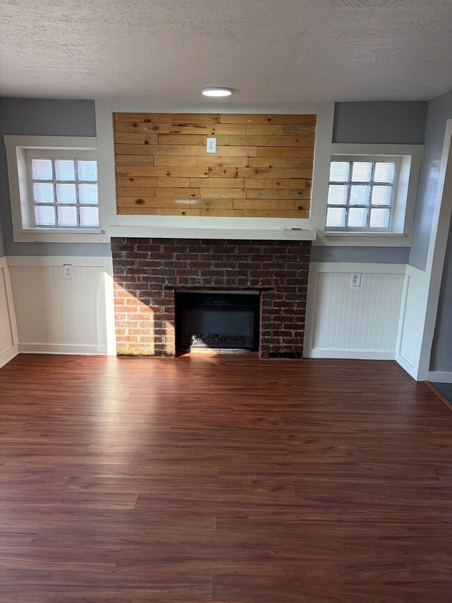 Building Photo - Quaint 1 Bedroom