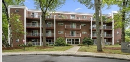 Building Photo - 60 Greentree Ln