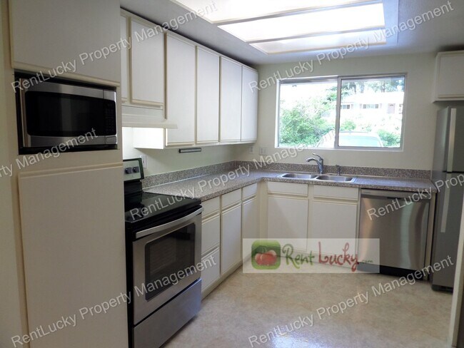 Building Photo - Super-Cute 2 Bedroom, 2 Bath Duplex in Unb...