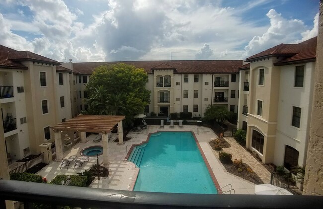 Building Photo - Beautiful 3/2 Pool View Condo  x Rent @ Th...