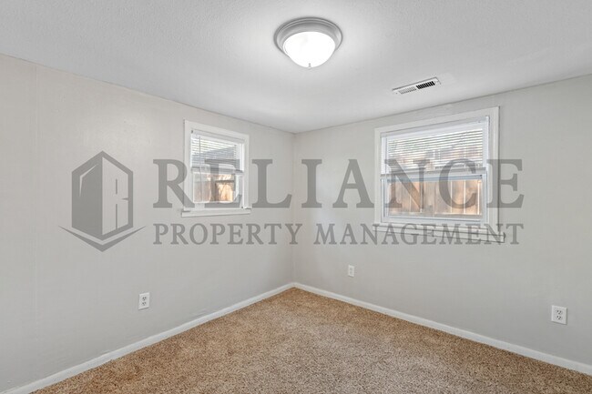 Building Photo - 617 N Clara St