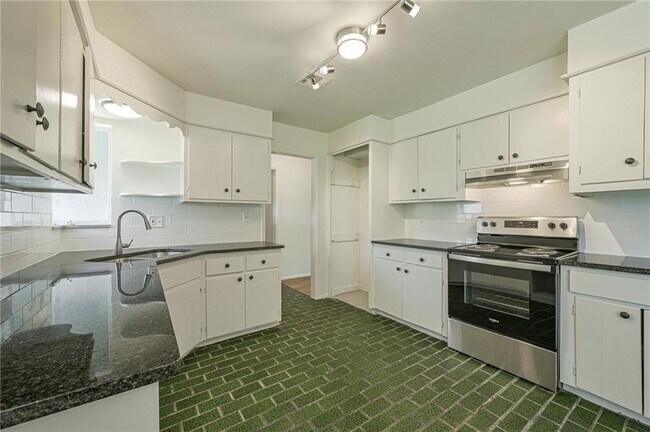 Building Photo - 4309 Woods Dr