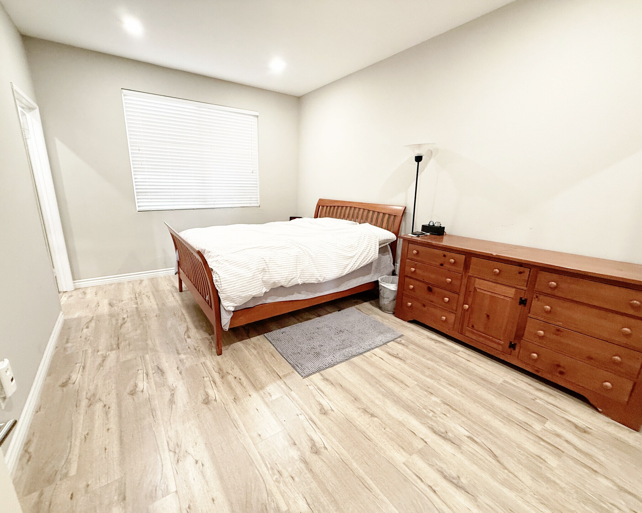 Building Photo - 5051 Rosewood Ave