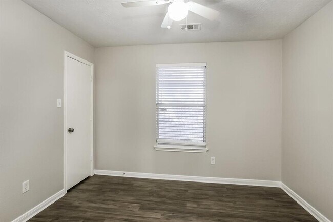 Building Photo - 16209 N View Ct