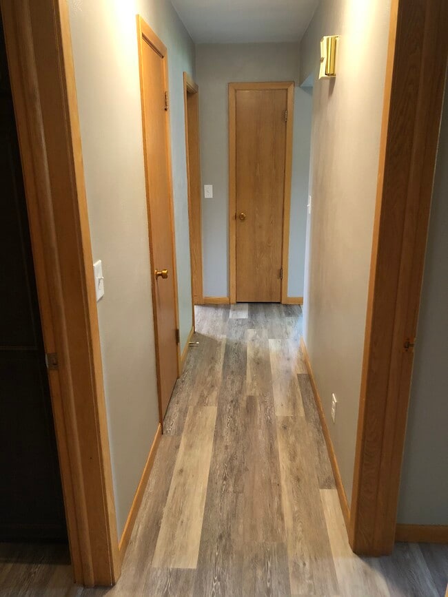 HALLWAY - 125 15th St NE