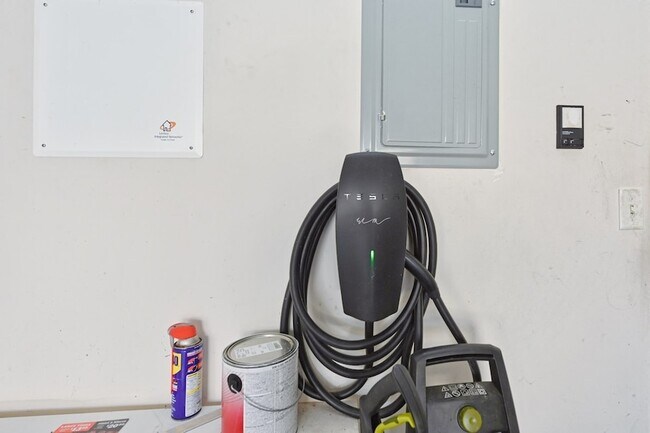 Building Photo - 1527 Gesshe Ct