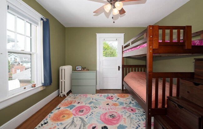 Building Photo - Spacious 3 Bedroom Duplex