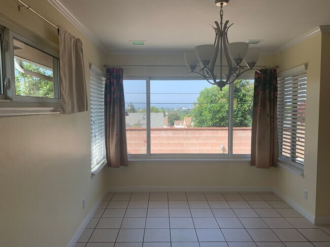 Building Photo - Gorgeous Two Story /Five Bedrooms in Burbank With Fantastic Views!!!