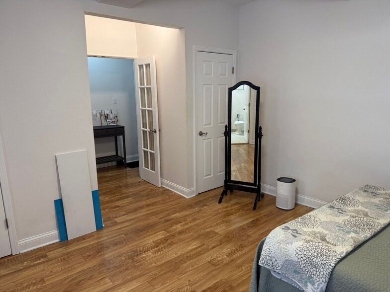 Building Photo - 5300 S Shore Dr