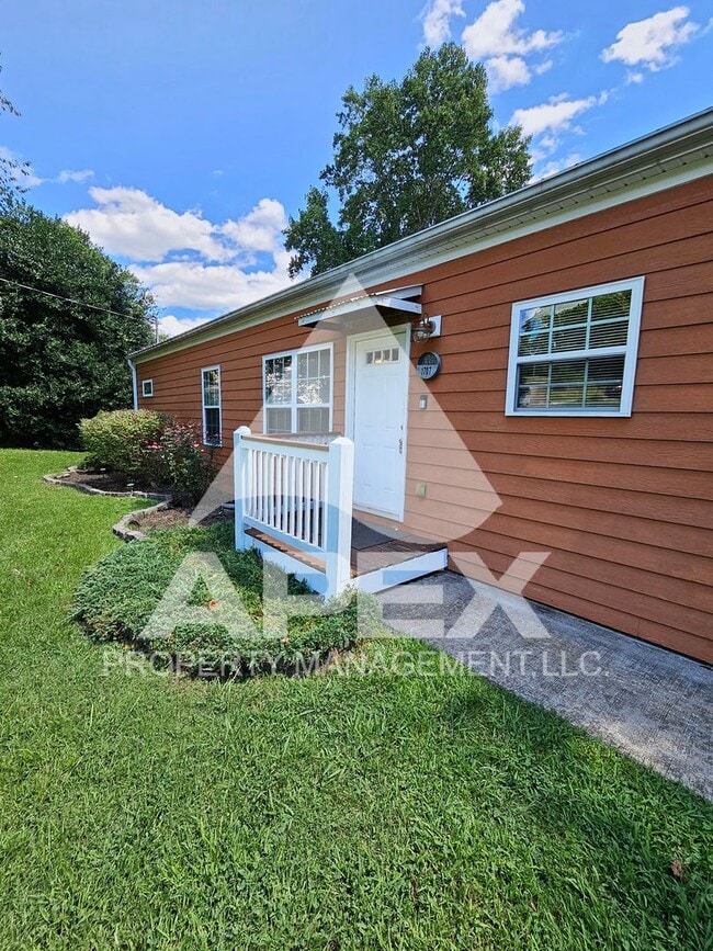 Building Photo - Contemporary Ranch Style 3Bd – 2Ba Single ...
